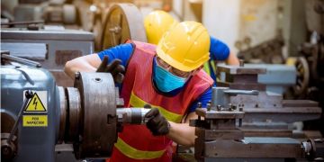 Slika prikazuje uporabo etiket v industriskem okolju