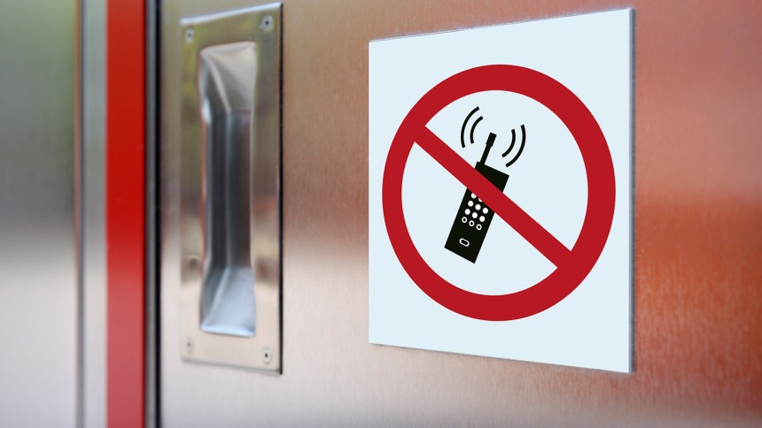 Etiketa s piktogramom: prepovedana uporaba mobilnega telefona