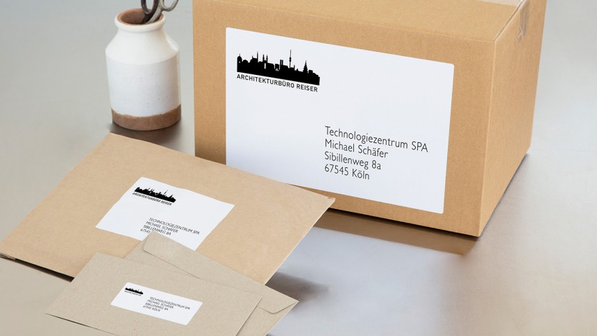 Etikete za postne posiljke so prilepljene na paket in pisma