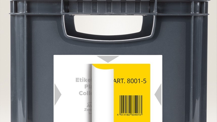 Podlaga za etiketo je prilepljena na plasticen zabojnik