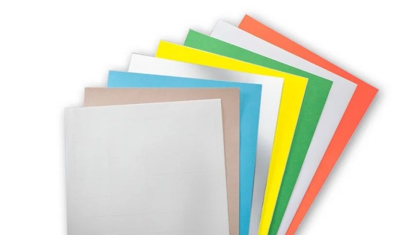 Pahljača raznobarvni listov z etiketami formata A4
