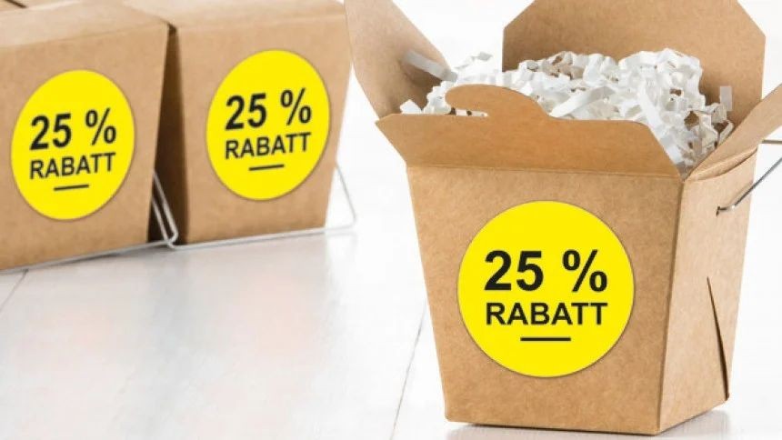 Rjava embalaža za hrano z okroglo neon rumeno etiketo
