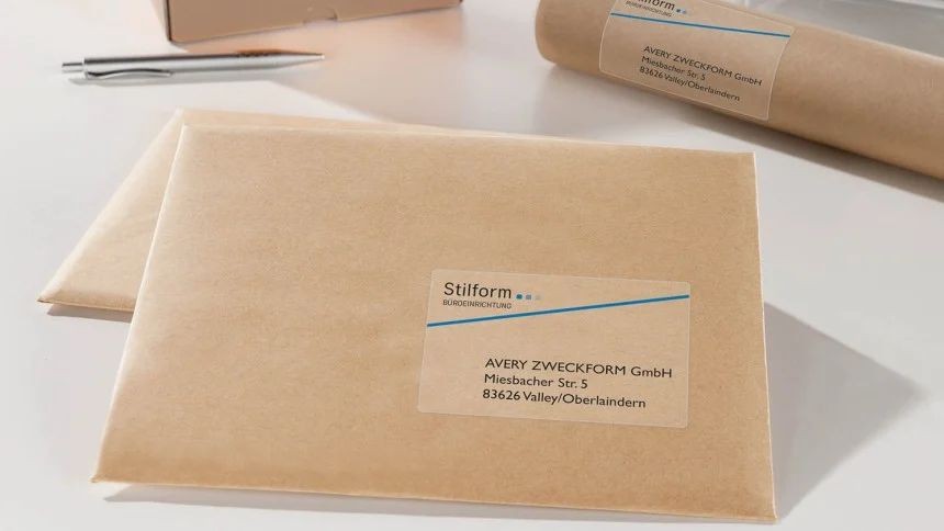 Paketi v rjavi embalaži z naslovom natisnjeno prosojno pravokotno etiketo