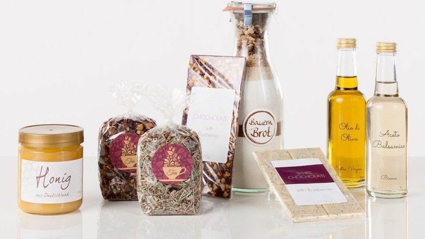 Na sliki je veliko število različnih proizvodov z etiketami.