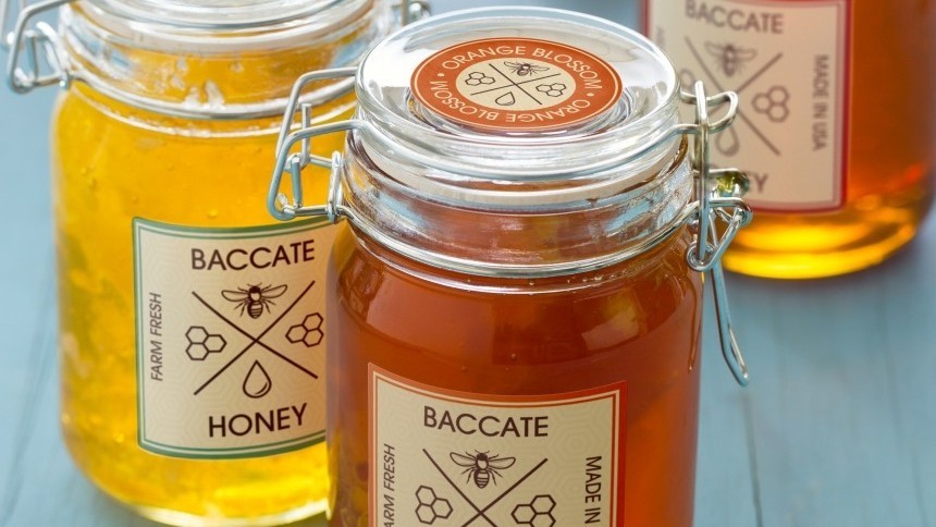 Slika prikazuje koračke z medom in lepo oblikovano etiketo