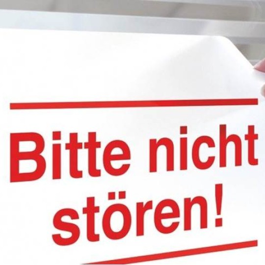 Opozorilna etiketa z natiskanim besediolm: Bitte nicht stören!