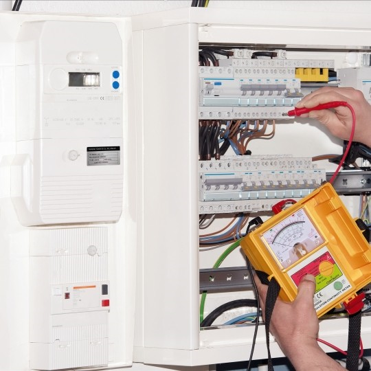 Elektro omarica srebrne etikete