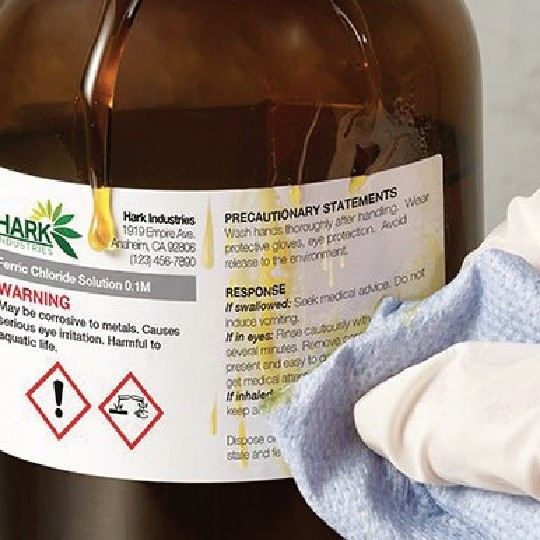 Primer uporabe vodoodpornih etiket za oznacitev nevarnih snovi
