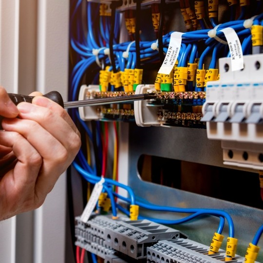 Z etiketami za kable so v elektro omarici oznaceni kabli