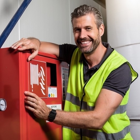 Moski lepi etiketo z opozorilom na elektro omarico