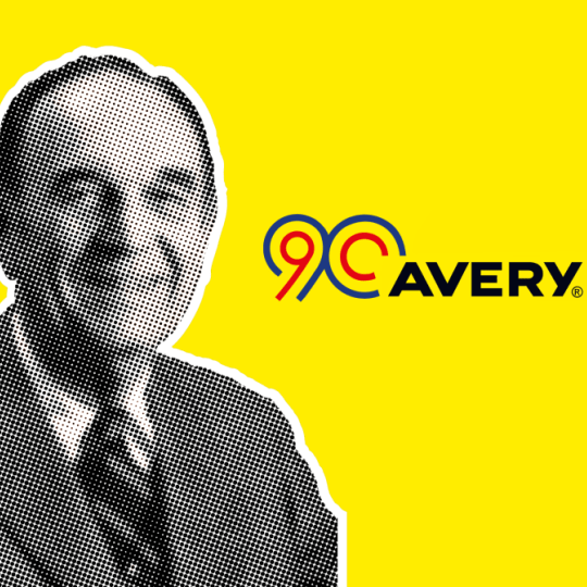 Fotografija Stana Averyja na rumenem ozadju z logotipom 90 years of avery