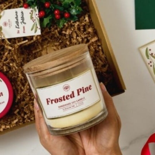 Lesen zabojček z božičnimi darili.