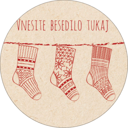 Na sliki so nogavice za darila, ki so obešene na vrvici za perilo.