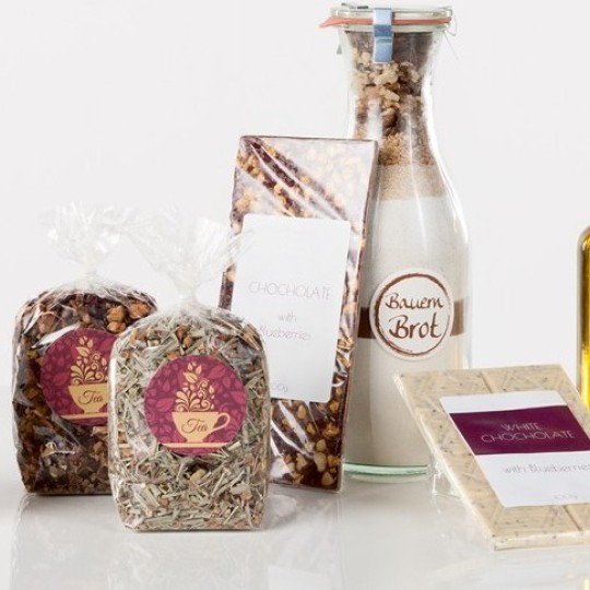 Na sliki je veliko število različnih proizvodov z etiketami.