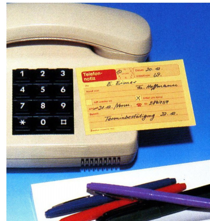 Na telefonu je prilepljena etiketa z informacijami