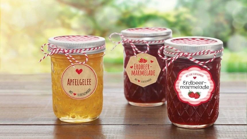 Kozarcki z marmelado imajo nalepljene Z-Design gospodinjske etikete