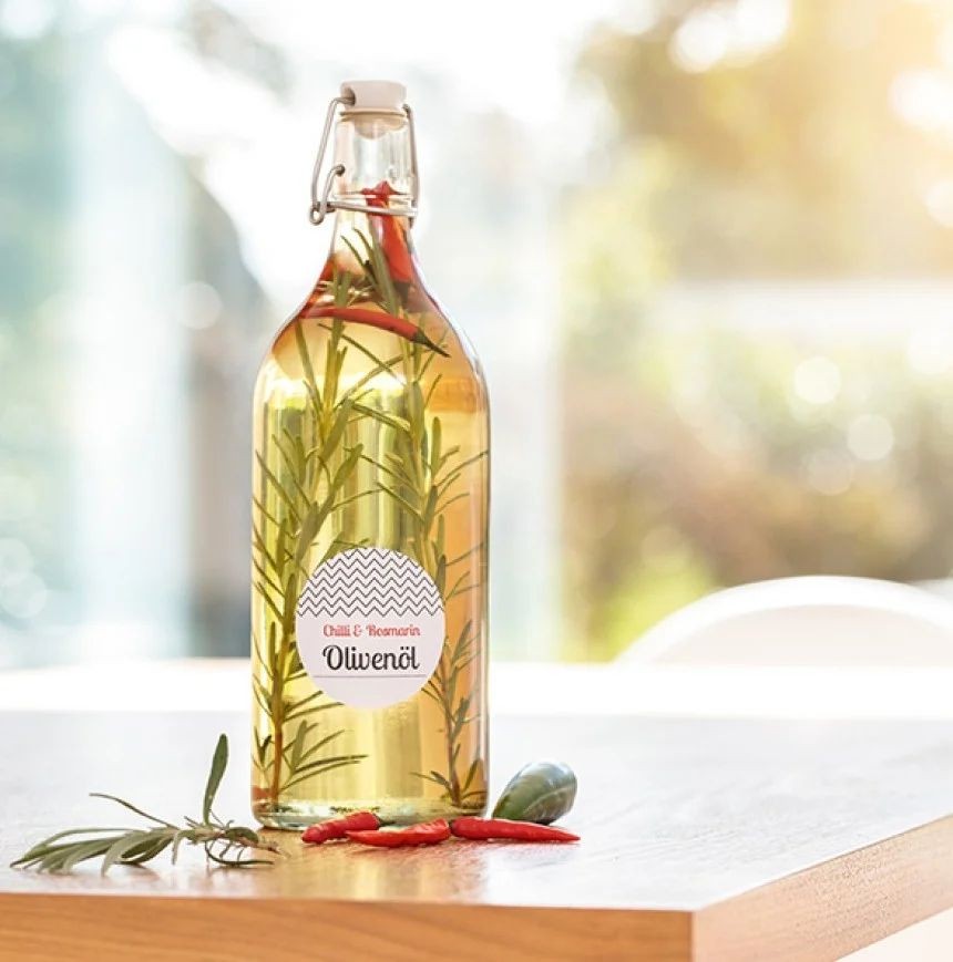 Steklenica z olivnim oljem ima nalepljeno Z-Design gospodinjsko etiketo
