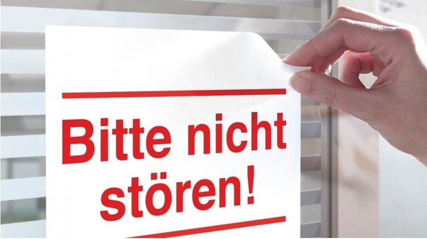 Opozorilna etiketa z natiskanim besediolm: Bitte nicht stören!