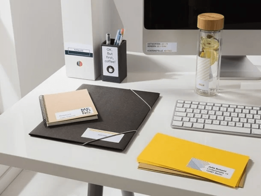 Z etiketami oznaceni razni predmeti na pisalni mizi