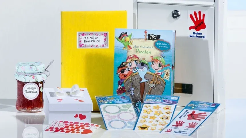 Zavitki Z-Design nalepk in razlicni predmeti, polepljeni z dekorativnimi Z-Design nalepkami