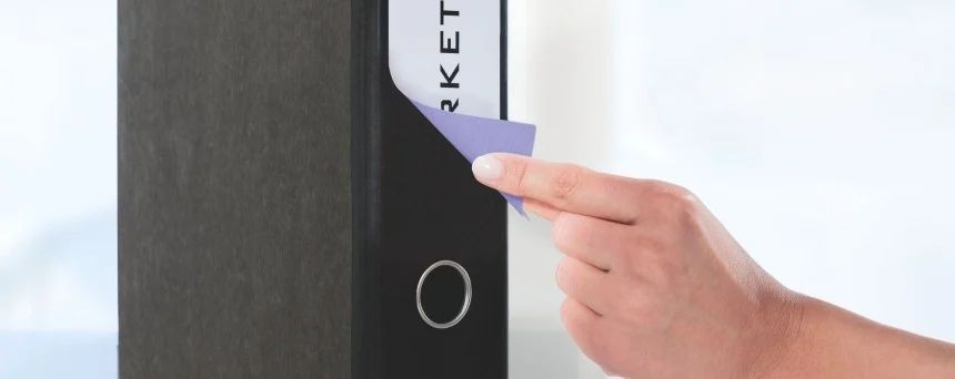 Slika prikazuje roko, ki odljepljuje etiketo z registratorja