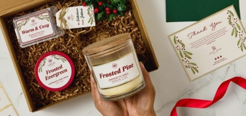 Lesen zabojček z božičnimi darili.