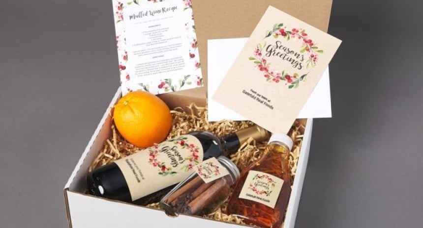 Božično darilo:škatla z vinom, medom, marmalado in pomarančo