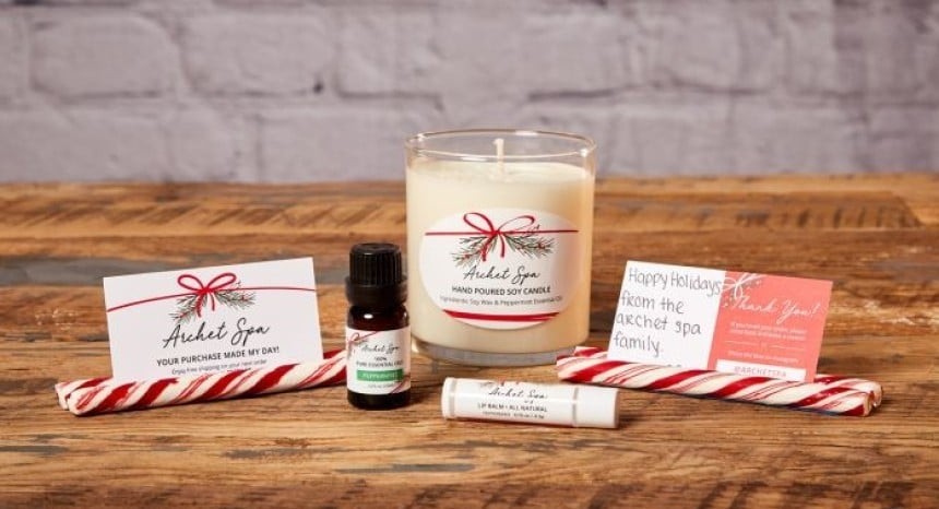 miza na kateri se nahajajo okrašen kozarec z belo tekočino, vizitke in okrasne palčke.