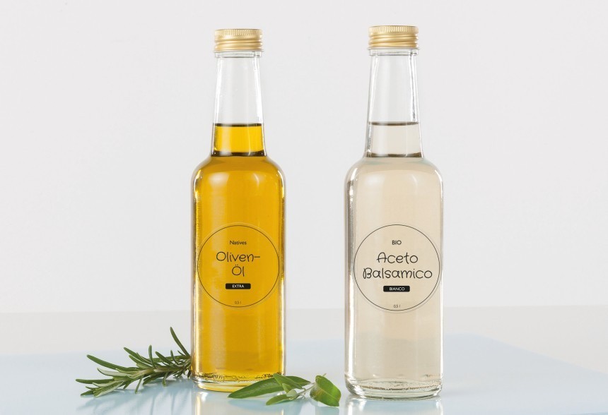 Dve steklenici z oljem in nalepljeno transparentno etiketo