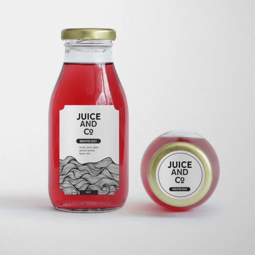 Slika prikazuje steklenico s rdečim sokomin in etiketo nalepljeno na steklenico. 