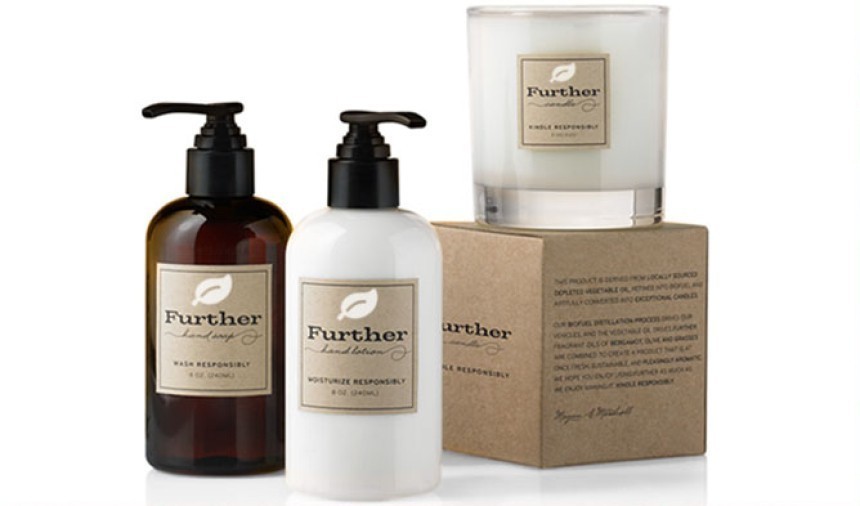 Embalaža za različne kozmetične proizvode na katero so nalepljene etikete