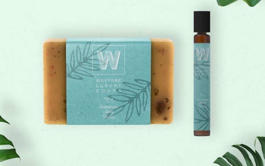 Kozmetični proizvodi na katere so prilepljene reciklirane etikete.