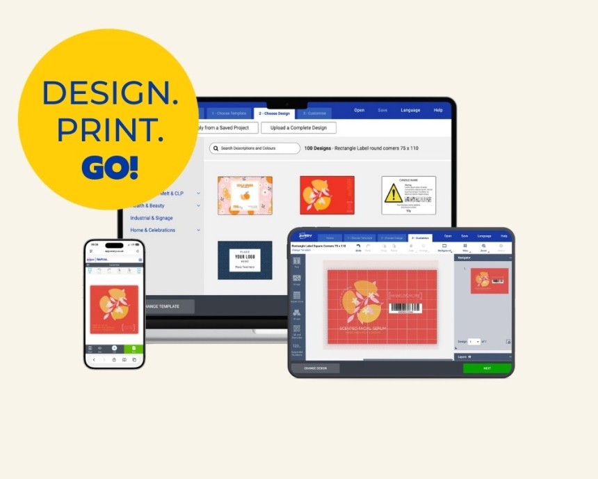 Kolaž, ki prikazuje programsko opremo za oblikovanje nalepk na prenosnem računalniku, monitorju in pametnem telefonu. Na zaslonih je prikazan postopek izbire in prilagajanja predlog za nalepke. V kotu je izrazit rumen krog z napisom »DESIGN. PRINT. GO!« (OBLIKUJ. TISKNI. POŠLJI!).