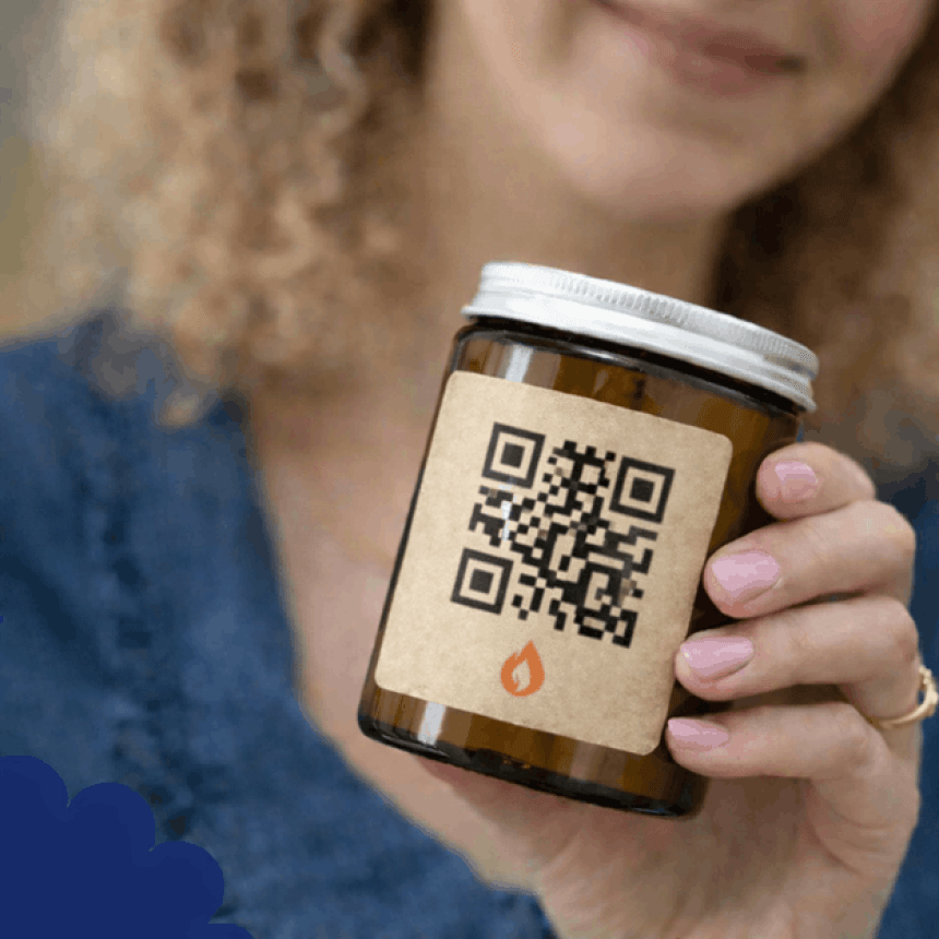Ženska v roki drži stekleničko na kateri je etiketa s QR kodo.