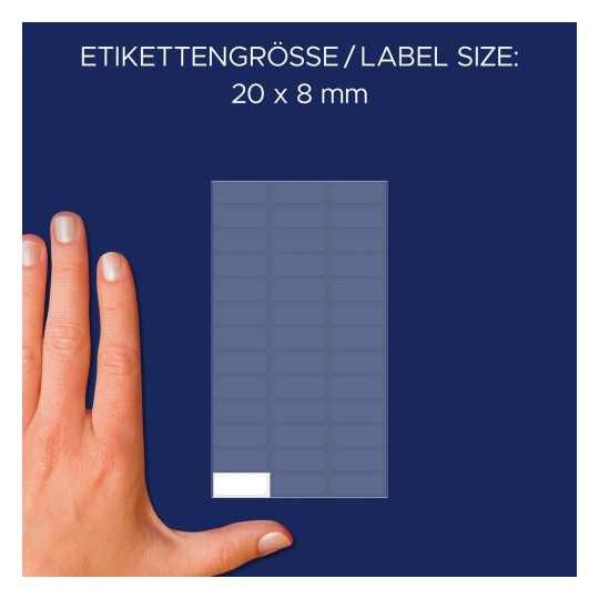 Slika prikazuje roko poleg lista z nalepkami, ki prikazuje velikost nalepk 20 x 8 mm. Ozadje je temno modro.