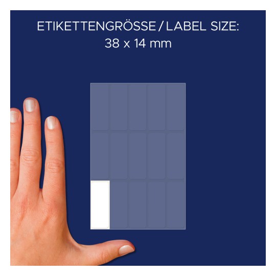 Slika prikazuje roko poleg lista z nalepkami, ki prikazuje velikost nalepke 38 x 14 mm. Ozadje je temno modro.