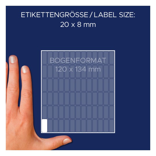 Slika prikazuje roko poleg lista z nalepkami, ki prikazuje velikost nalepke (20 x 8 mm) in format lista (120 x 134 mm) na temno modrem ozadju.