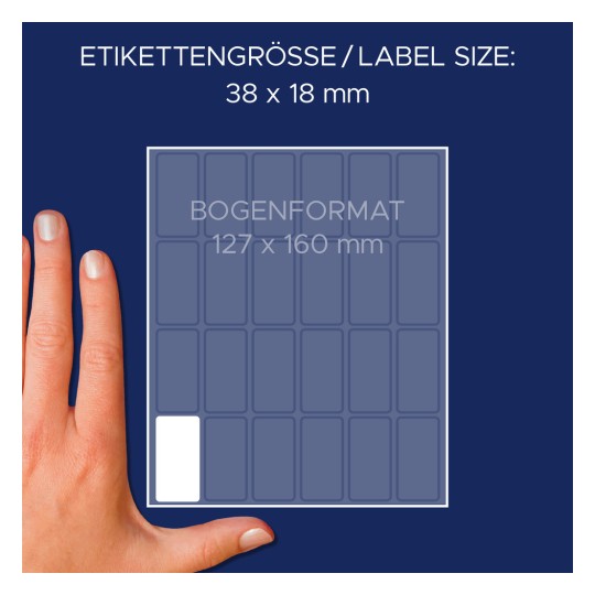 Slika prikazuje list z nalepkami z dimenzijami in roko za primerjavo velikosti. Velikost nalepke je 38 x 18 mm, format lista pa 127 x 160 mm.