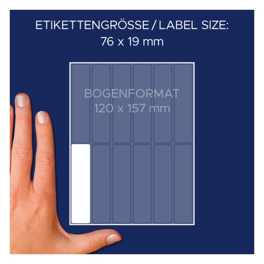 Slika prikazuje roko poleg lista z nalepkami, ki označuje velikost nalepk 76 x 19 mm in velikost lista 120 x 157 mm.