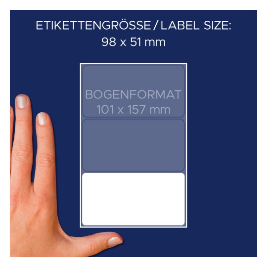 Slika prikazuje roko poleg tabele velikosti nalepk. Naštete so dimenzije nalepk 98 x 51 mm in format lista 101 x 157 mm, vse predstavljeno na temno modrem ozadju.