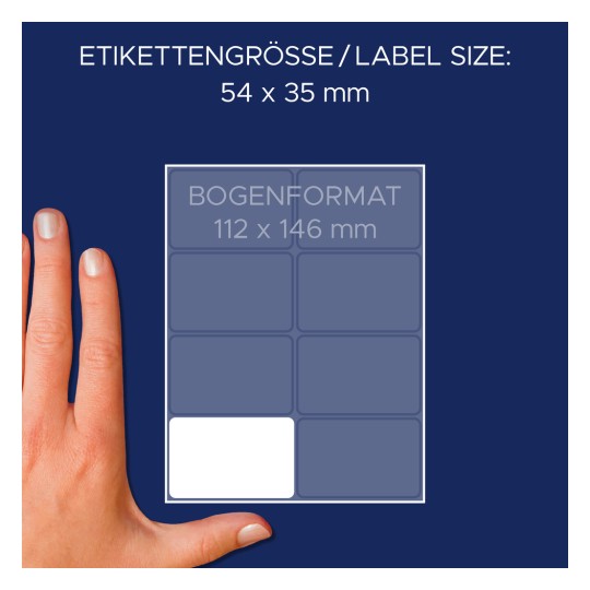 Slika prikazuje roko poleg lista z nalepkami z dimenzijami. Velikost nalepke je 54 x 35 mm, velikost lista pa je 112 x 146 mm.