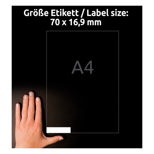 Slika prikazuje roko poleg vodnika za velikost etikete, ki označuje dimenzije 70 x 16,9 mm, na črnem ozadju z vidnim besedilom 'A4' in 'Größe Etikett / Label size'.
