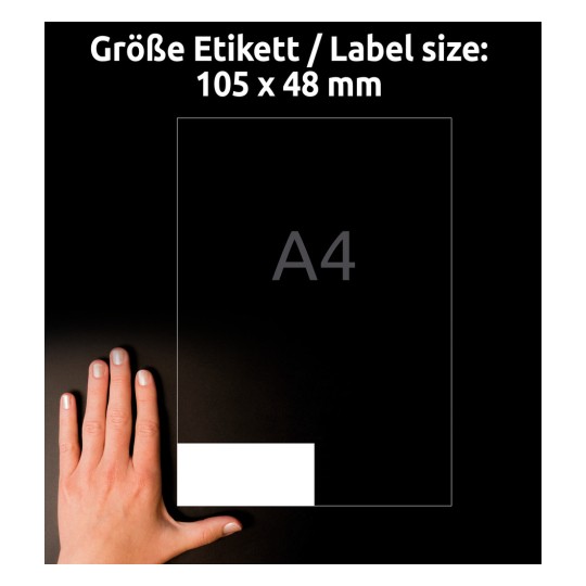 Slika prikazuje roko poleg črnega ozadja s tekstom, ki opisuje velikost nalepke 105 x 48 mm. Nalepka je prikazana kot pravokotnik z napisom 'A4'.