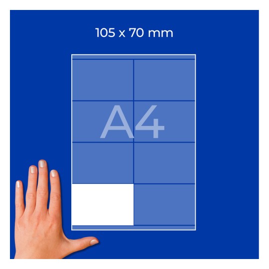 Roka ob listu A4 z mrežo, označeno 105 x 70 mm, na modrem ozadju?