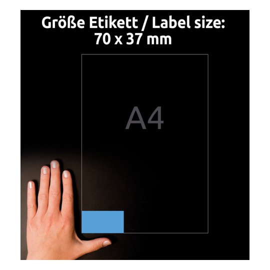 Slika prikazuje roko poleg oznake velikosti 70 x 37 mm, z obrisom lista A4 v ozadju.