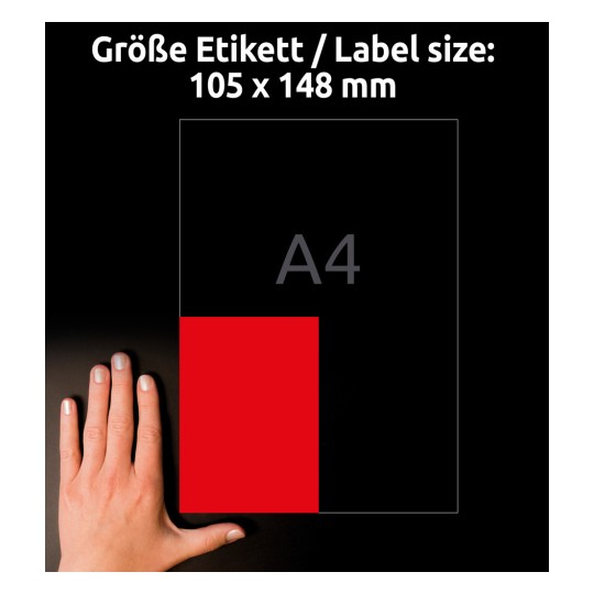Slika prikazuje roko poleg rdečega pravokotnika z oznako A4, ki označuje velikost nalepke 105 x 148 mm na črnem ozadju.