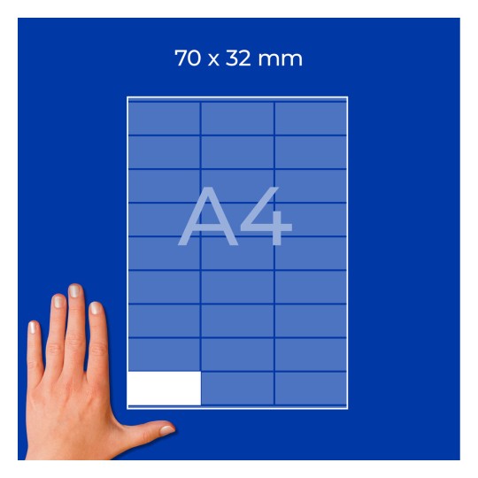 Roka poleg lista A4 z mrežo in eno belo celico za nalepko, besedilo »70 x 32 mm« na vrhu?