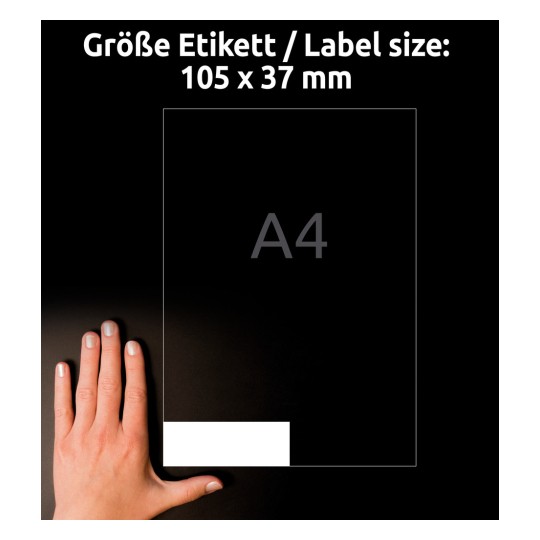 Slika prikazuje nalepko velikosti 105 x 37 mm, prikazano poleg človeške roke za primerjavo velikosti. Ozadje je temno, mere so jasno označene.