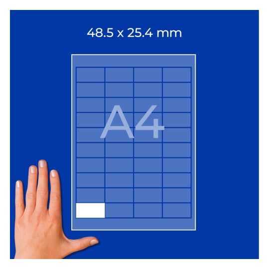 Roka poleg lista z mrežo A4 z nalepko velikosti 48,5 x 25,4 mm na modrem ozadju?