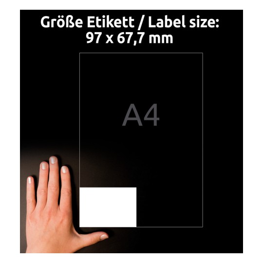 Slika prikazuje roko poleg oznake velikosti 97 x 67,7 mm na temnem ozadju. Oznaka je postavljena v spodnjem levem kotu, v zgornjem desnem kotu pa je omenjena A4.